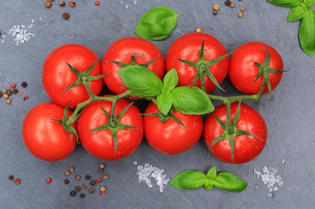 Tomaten tomaat rode groente leisteen bovenaanzicht