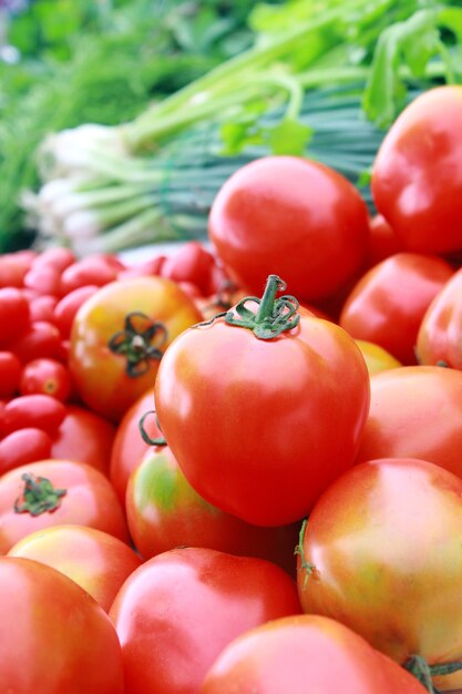 Tomaten worden op de markt verkocht