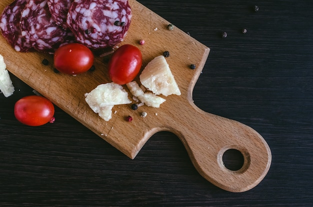 Tomaten, worst en kaas Parmezaanse kaas