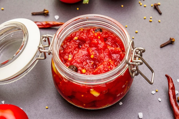 Tomatenconfiture, jam, chutney, saus. Zelfgemaakt conserveringsconcept