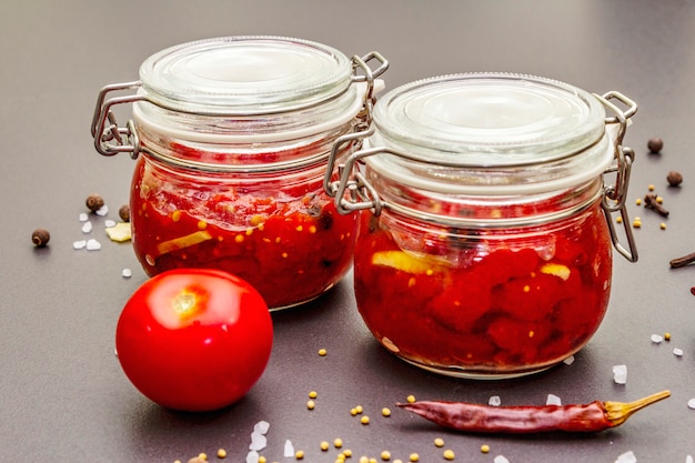 Tomatenconfiture, jam, chutney, saus. zelfgemaakt conserveringsconcept