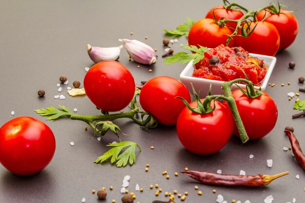 Foto tomatenconfiture, jam, chutney, saus. zelfgemaakt conserveringsconcept