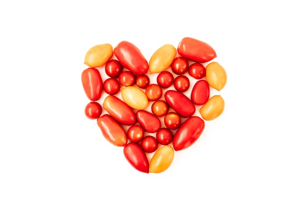 Tomatenhart. Verschillende rode en gele verse, biologische tomaat in de vorm van een hart. Dieet en voedingsconcept.