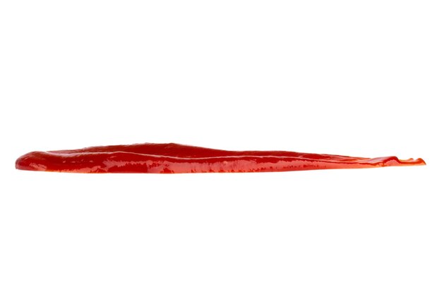 Tomatenketchup die op witte achtergrond wordt geïsoleerd