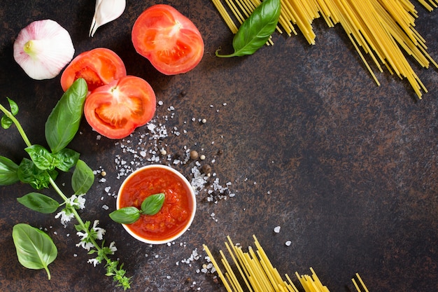 Tomatenketchupsaus in een kom met basilicumblaadjes