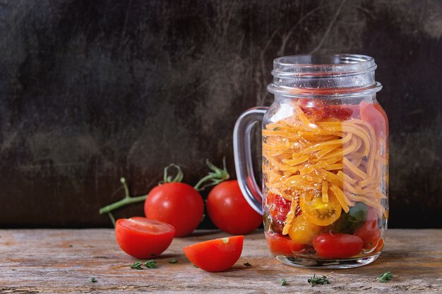 Tomatenpasta in metselaarkruik