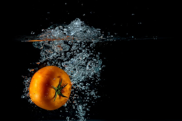 tomatenplons op water en zwarte muur