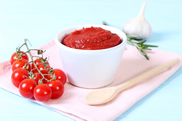 Tomatenpuree op tafel bovenaanzicht tomatensaus