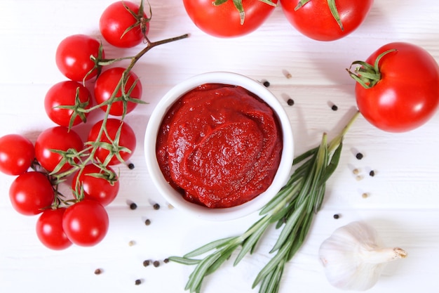 Tomatenpuree op tafel bovenaanzicht tomatensaus