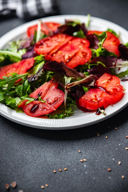 tomatensalade klaar om te eten gezonde maaltijd voedsel snack op tafel kopie ruimte voedsel achtergrond rustiek