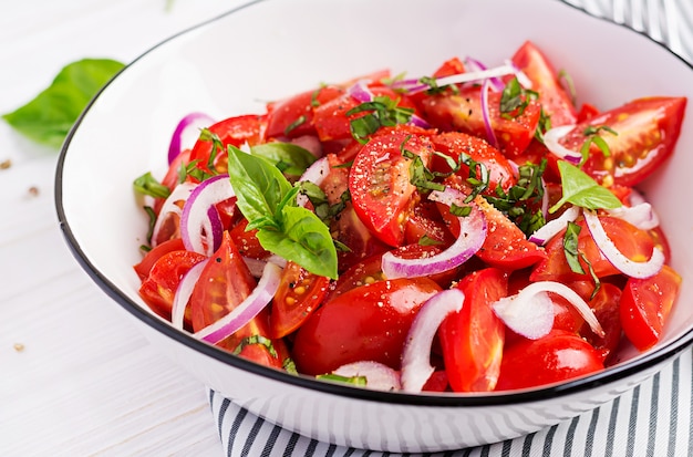 Tomatensalade met basilicum en rode uien