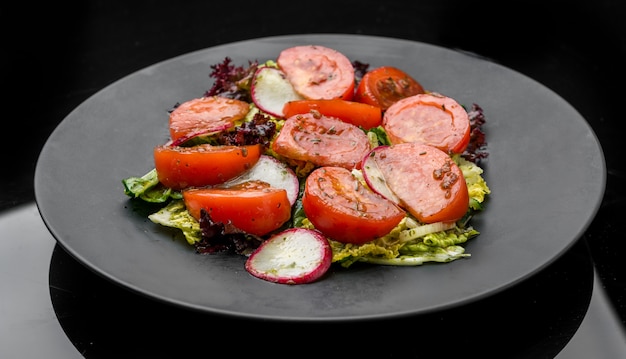 Tomatensalade met basilicum, zwarte peper en knoflook