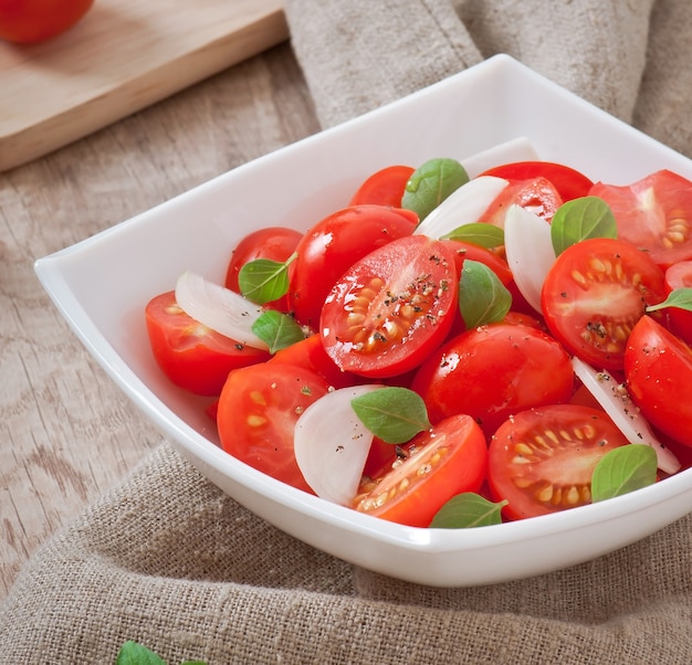 Tomatensalade met basilicum, zwarte peper en ui