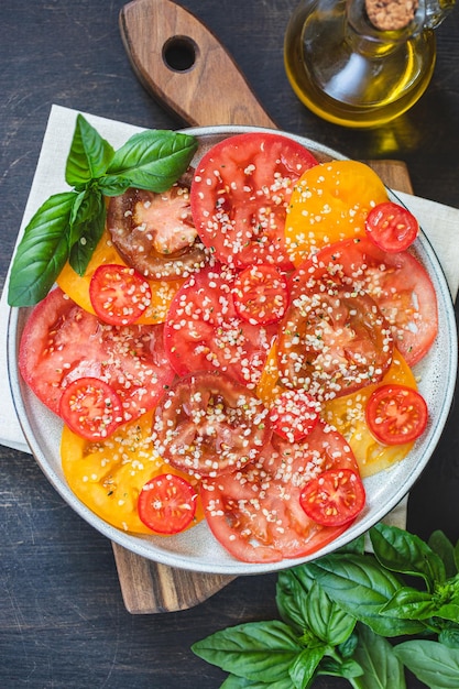 Tomatensalade met hennepzaden healthy food concept met superfoods