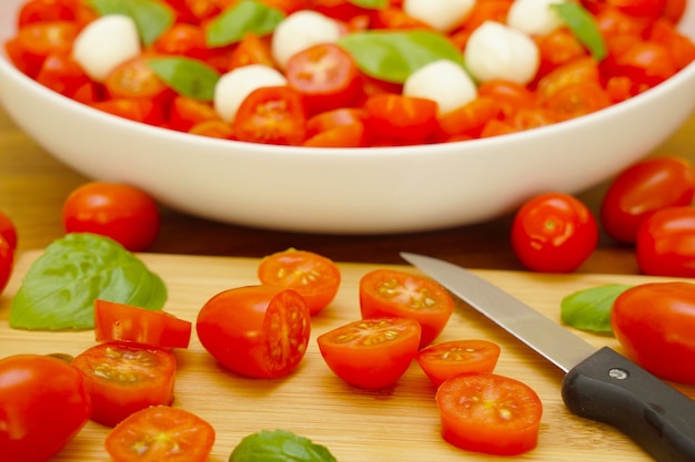 Tomatensalade met mozzarellaballetjes en basilicum