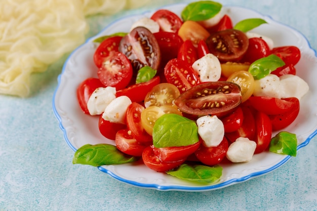 Tomatensalade met mozzarellakaas en basilicum