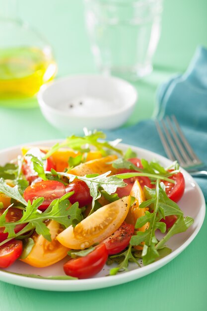 Tomatensalade met rucola op groene achtergrond