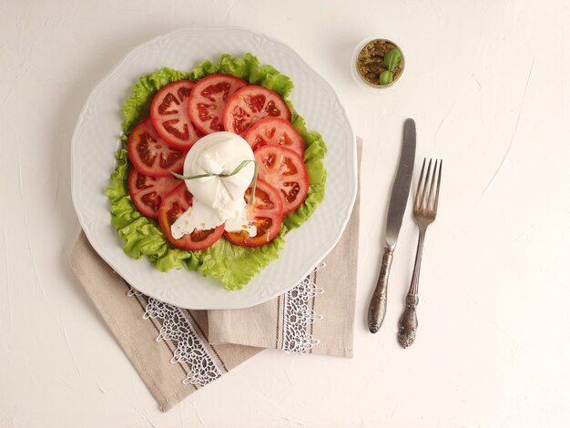 Tomatensalade met zachte burrata kaas bovenaanzicht op een lichte achtergrond