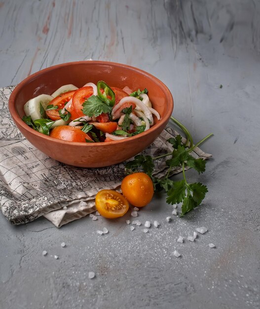 tomatensalade op grijze gestructureerde achtergrond