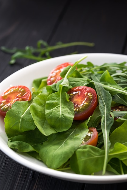 Tomatensalade op witte plaat