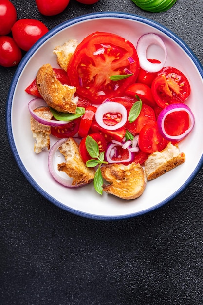 tomatensalade panzanella brood, ui groente maaltijd voedsel snack op tafel kopie ruimte voedsel