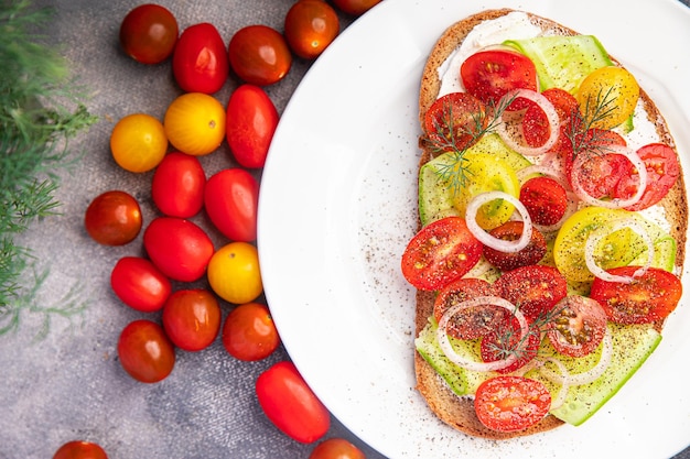 tomatensalsa sandwich tomatensalade verse gezonde maaltijd voedsel snack op tafel kopie ruimte voedsel