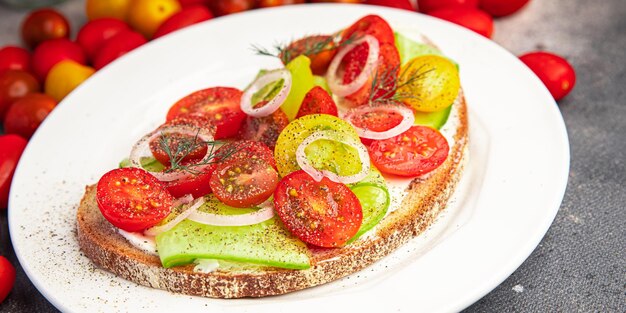 tomatensalsa sandwich tomatensalade verse gezonde maaltijd voedsel snack op tafel kopie ruimte voedsel