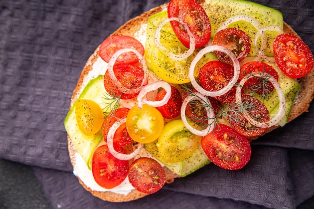 tomatensalsa sandwich tomatensalade verse gezonde maaltijd voedsel snack op tafel kopie ruimte voedsel