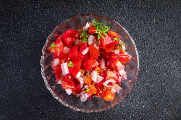 tomatensalsa traditioneel gekruid eten verse gezonde maaltijd voedsel snack op tafel kopie ruimte voedsel