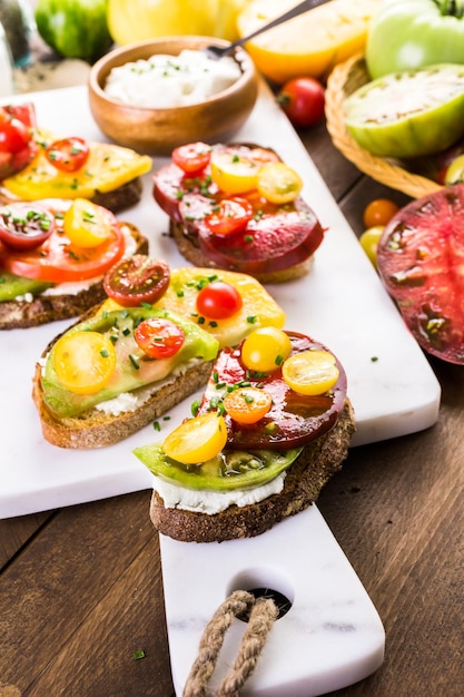 Tomatensandwich gemaakt met biologische heirloom-tomaten.