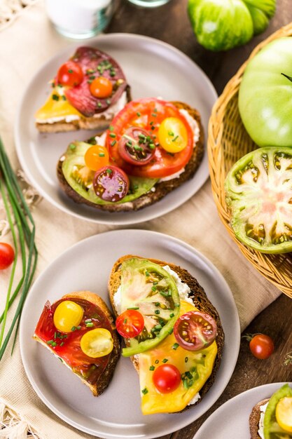 Tomatensandwich gemaakt met biologische heirloom-tomaten.