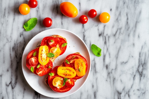 Tomatensandwich op marmer