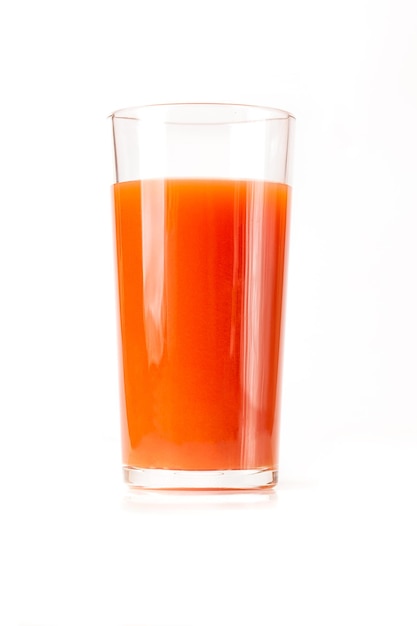 Tomatensap in een groot glas glas op een witte achtergrond