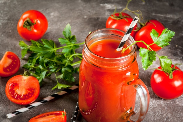 Foto tomatensap in metselaarkruik