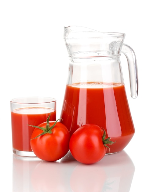 Tomatensap in werper en glas op wit wordt geïsoleerd dat