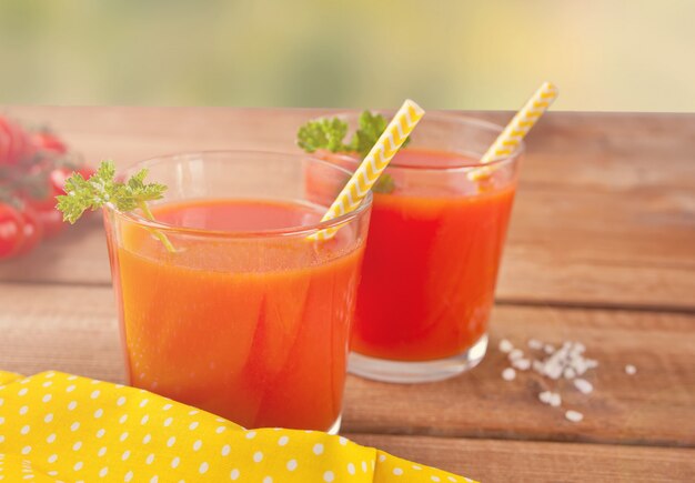 Tomatensap met peterselie en zout op de houten tafel