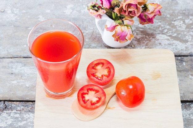 Tomatensap op houten tafel