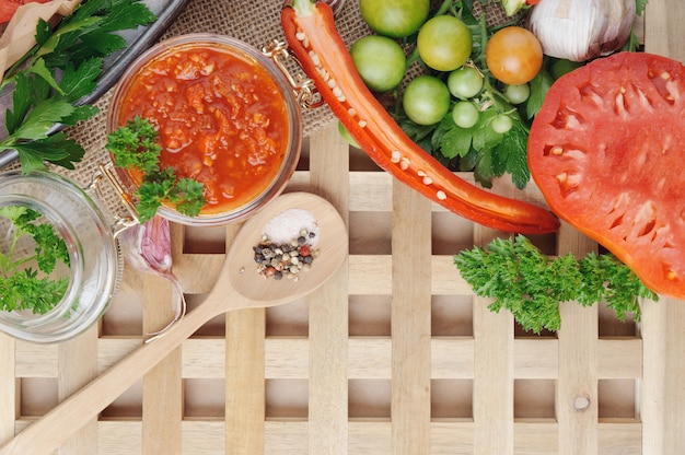 Tomatensaus en ingrediënten voor het koken op metalen schotel. Bovenaanzicht