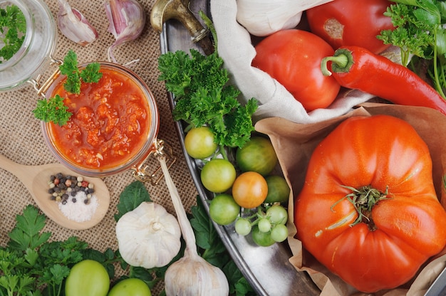 Tomatensaus en ingrediënten voor het koken op metalen schotel.