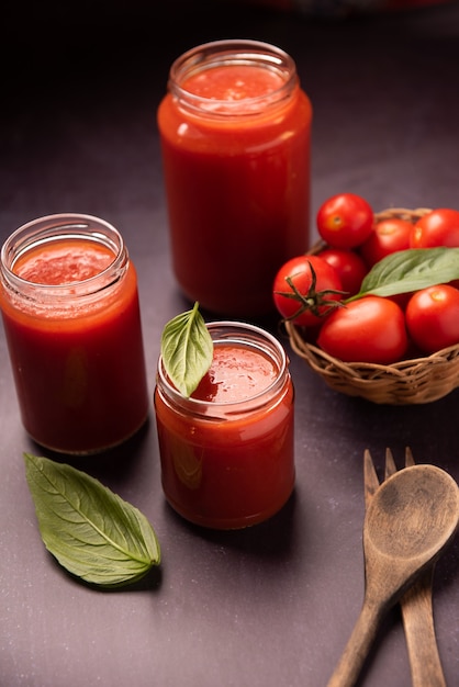 Tomatensaus in een glazen pot close-up