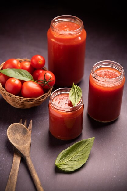 Tomatensaus in een glazen pot close-up