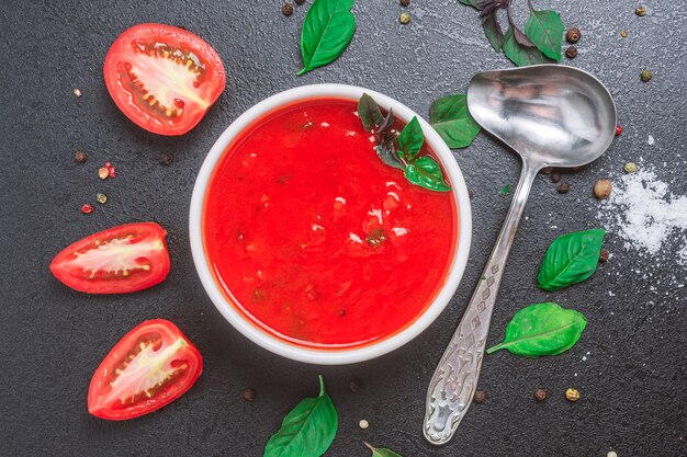 Tomatensaus in een kom met kruiden