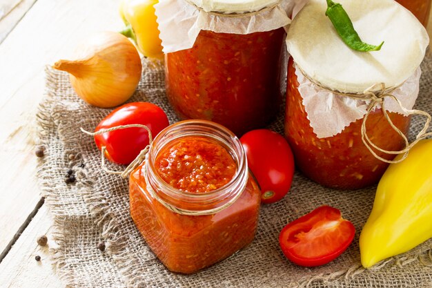 Tomatensaus met groenten in potjes