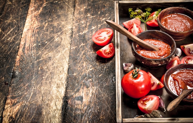 Tomatensaus met kruiden en knoflook in de oude bak.