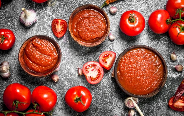 Tomatensaus met kruiden en specerijen