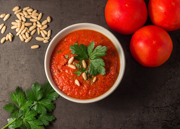 Tomatensaus met peterselie en pijnboompitten. F