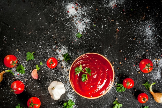 Tomatensaus of ketchup met ingrediënten