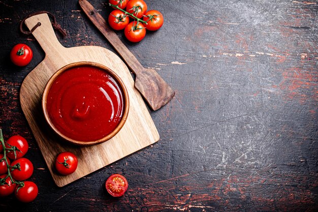 Tomatensaus op een houten snijplank