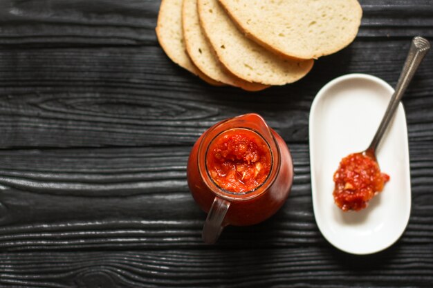 Tomatensaus op een pot en op lepel