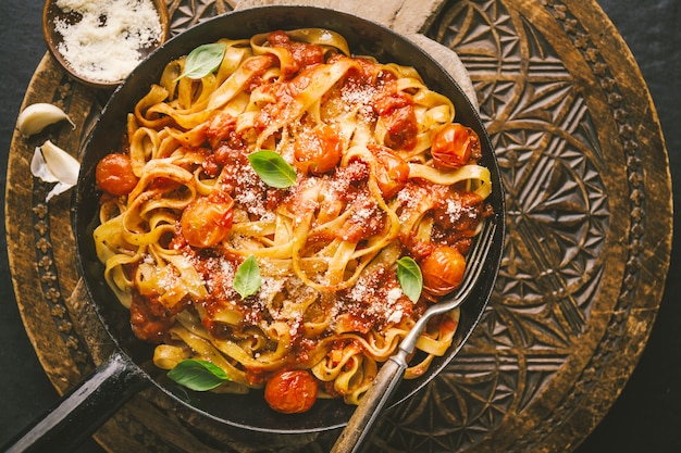 Tomatensaus spaghetti pasta op de pan